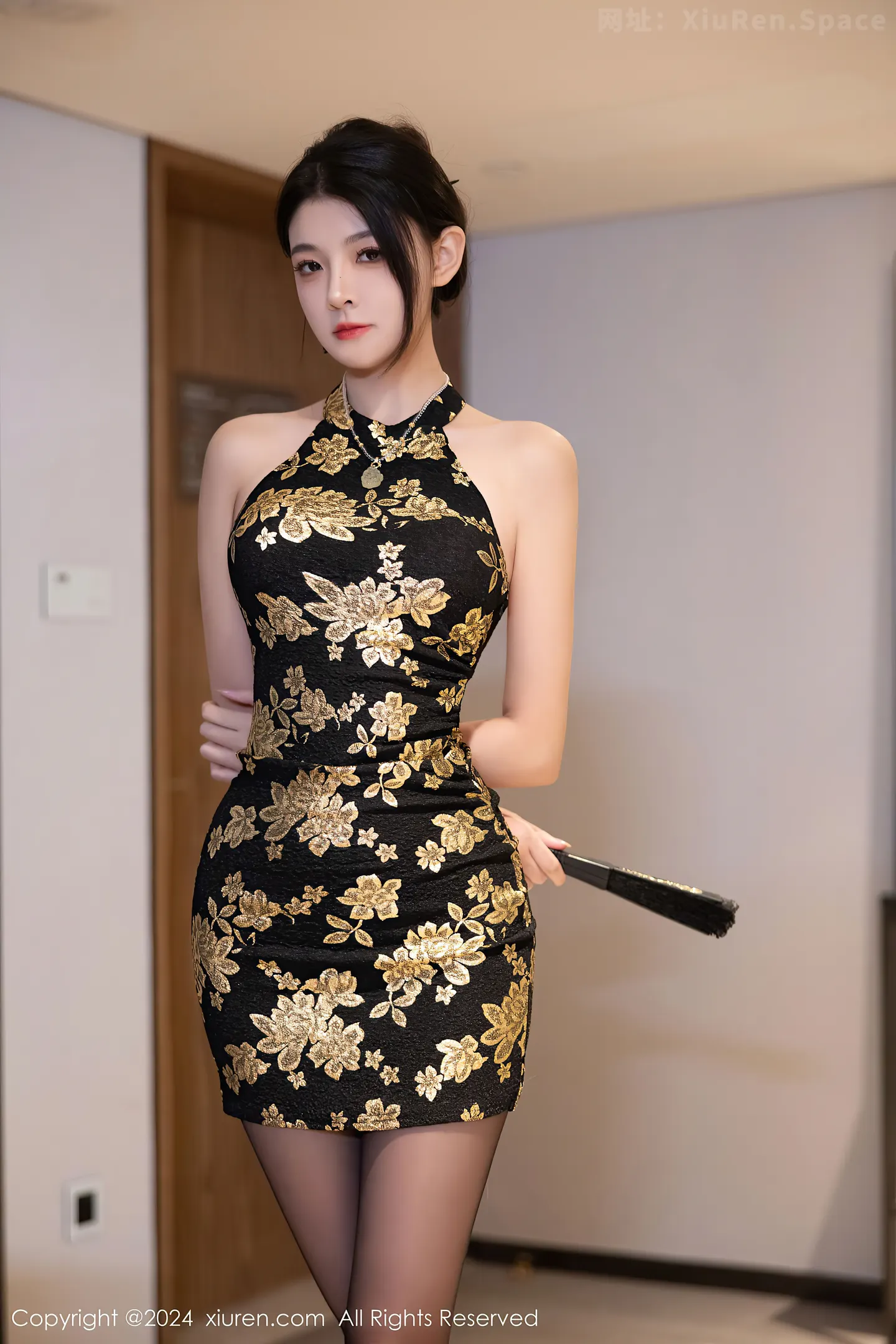 图片[5]-[XiuRen秀人网] VOL.9304 模特初梦瑶性感黑色露肩短款旗袍配超薄黑丝秀翘臀美腿诱惑写真95P-秀人网官方网站